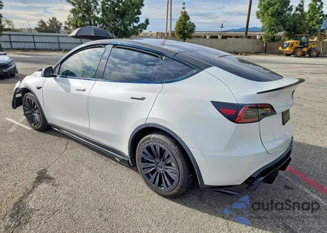 2023 Tesla Model Y z USA, uszkodzony, nr VIN 7SAYGDEDXPF962628